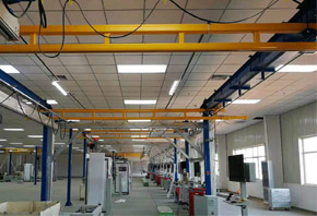 自立起重機在新能源pack線的應用