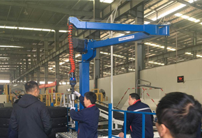 折臂式旋臂起重機在汽車輪胎制造中的應用
